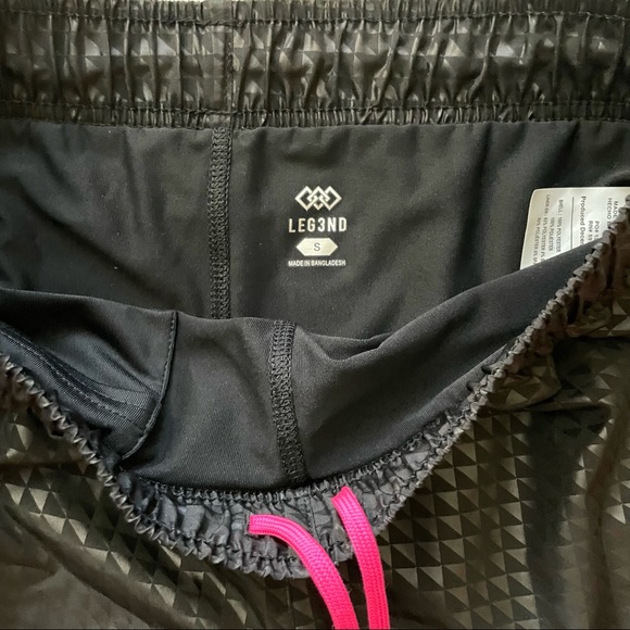 NWT Black and Pink 2-in1 Run Gym Shorts Size S - Picture 3 of 7